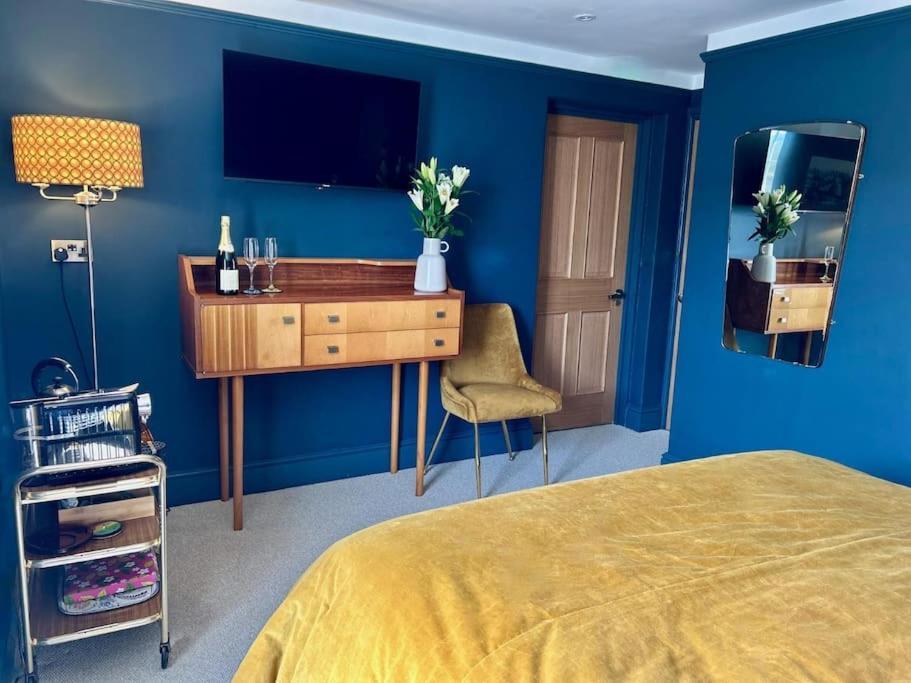 Stylish Retro Hotel Room Above Pub شيبتون ماليت المظهر الخارجي الصورة