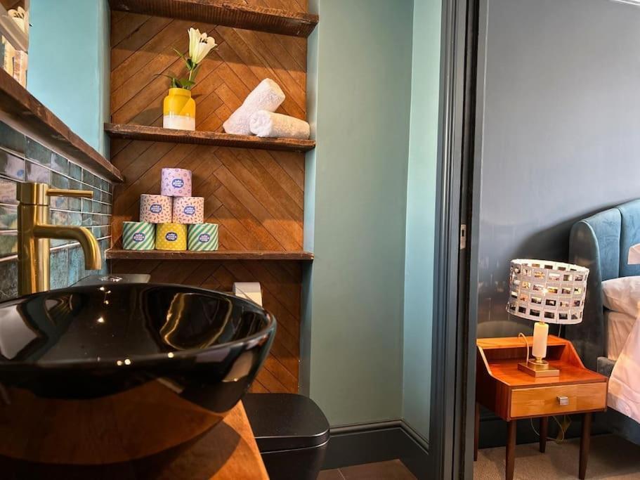 Stylish Retro Hotel Room Above Pub شيبتون ماليت المظهر الخارجي الصورة