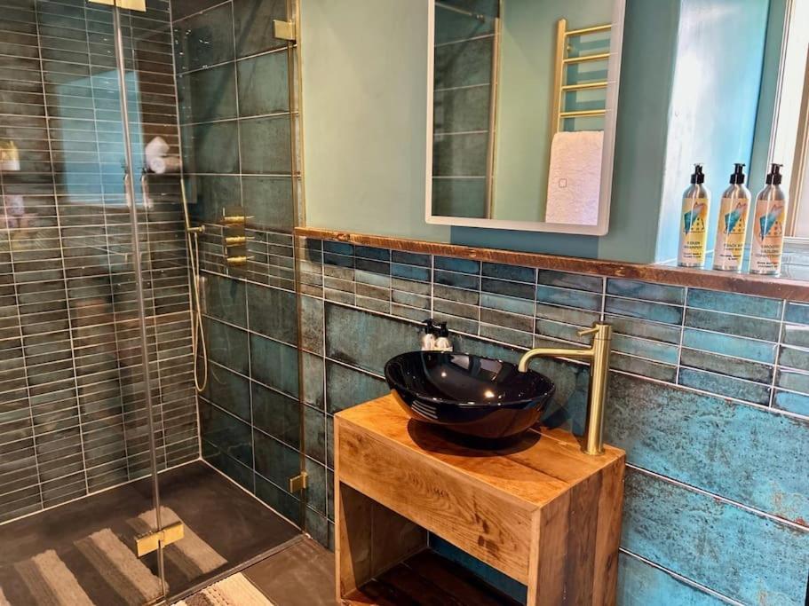 Stylish Retro Hotel Room Above Pub شيبتون ماليت المظهر الخارجي الصورة